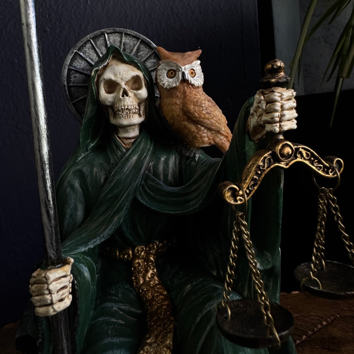 SITTING SANTA NUERTE BLACK